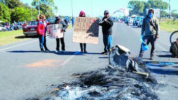 Contratiempo. El corte de organizaciones social sobre la Ruta 2 bloqueó el acceso a Mar del Plata.