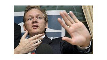 El fundador de la pagina web, WikiLeaks, colgó información sobre la petrolera británica BP y sobre el centro de detención de Guantánamo