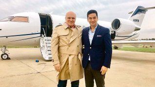 Espert y Machado, posando juntos frente a un avión. Espert y Machado, posando juntos frente a un avión.