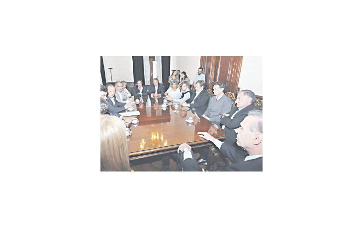 Ante senadores, intendentes bonaerenses del PJ dieron su apoyo a lo decidido por el bloque y mostraron preocupación por aumentos de precios, tarifas, desempleo e inseguridad.