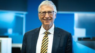 Bill Gates insiste en que la IA no quitará trabajos en el área de salud, sino que modificará las formas y ayudará a tratar pacientes.