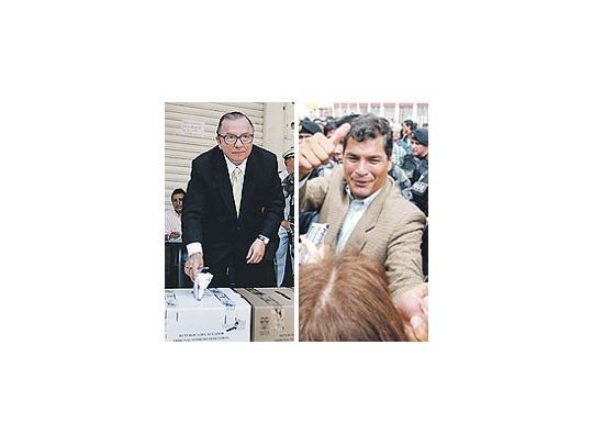 El magnate Alvaro Noboa y el chavista Rafael Correa ayer al votar, el primero en Guayaquil y el segundo en Quito. La campaña presidencial ecuatoriana giró en torno a una fuerte disputa entre derecha e izquierda.