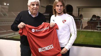 Beccacece posó como nuevo DT de Independiente junto al presidente Moyano.