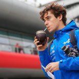 Colapinto está listo para presentarse ante su gente, con un vehículo que arrastra una particular historia. Colapinto está listo para presentarse ante su gente, con un vehículo que arrastra una particular historia.