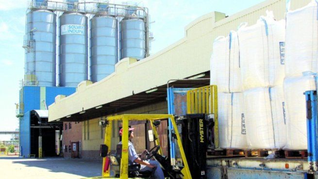 La empresa belga Solvay SA (Solvay) fue contratada por la firma argentina Solvay Indupa SAIC (Indupa) para la prestación de servicios de asistencia técnica y asesoramiento de diversa índole, para cuya realización se comprobó la presencia de personal de la empresa extranjera en las instalaciones de la planta que Indupa posee en Bahía Blanca. 