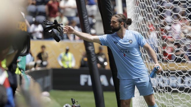 Tuvo que pedir vacaciones en su trabajo para competir contra las mejores estrellas del fútbol.