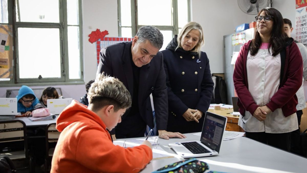 Alerta en escuelas: Jorge Macri dará una conferencia sobre el protocolo que prevé revisar pertenencias y aplicar sanciones