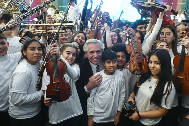 Alberto Fernández junto a miembros de la Orquesta Infantil Argentina.