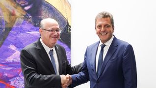Ilan Goldfajn, presidente del Banco Interamericano de Desarrollo (BID), junto al ministro de Economía, Sergio Massa.