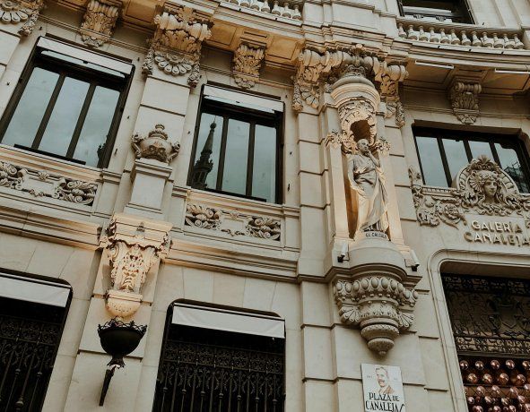 Fachada del complejo Canalejas en Madrid, ejemplo de arquitectura ecléctica con detalles historicistas y ornamentación clásica restaurada en su proyecto de reconversión de lujo Fachada del complejo Canalejas en Madrid, ejemplo de arquitectura ecléctica con detalles historicistas y ornamentación clásica restaurada en su proyecto de reconversión de lujo