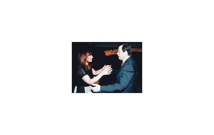 El gobernador radical K juró ayer su segundo mandato en una ceremonia de la que participaron la presidente Cristina de Kirchner y miembros del gabinete nacional.