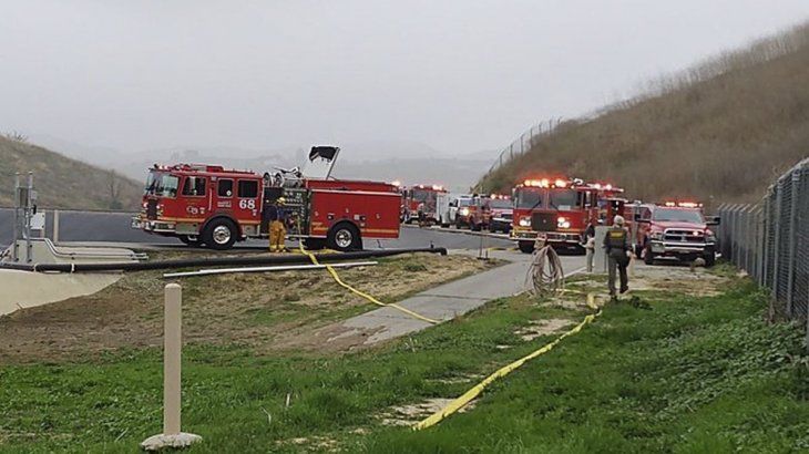 Los bomberos lograron contener las llamas que rodeaban a la aeronave que transportaba a Bryant.