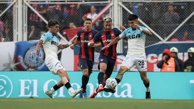 Racing venció 2-1 a San Lorenzo y quedó a tres puntos de Vélez.