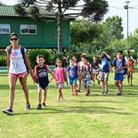 La iniciativa estará destinada a niños y niñas desde los 3 años, adolescentes y jóvenes en edad escolar, e incluye de manera expresa a estudiantes de la modalidad de Educación Especial. La iniciativa estará destinada a niños y niñas desde los 3 años, adolescentes y jóvenes en edad escolar, e incluye de manera expresa a estudiantes de la modalidad de Educación Especial.