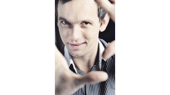 Diego Reinhold protagoniza la versión local de «Passing strange», que en su original estaba basada en un personaje afroamericano.