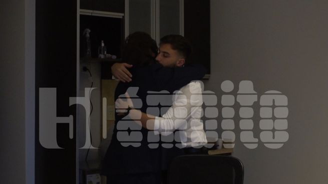 Javier Milei y Mauricio Novelli se estrechan en un abrazo al terminar la filmación de la promoción de la empresa del trader que estuvo detrás de $LIBRA