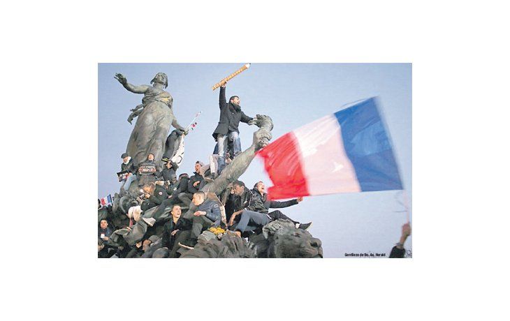 ámbito.com | Fueron miles los manifestantes de la marcha por la República que blandieron, ayer en París, lápices gigantes en defensa de la libertad de expresión y en homenaje a los periodistas y caricaturistas del semanario Charlie Hebdo, asesinados el miércoles por t