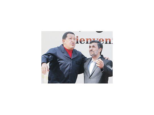 Hugo Chávez y Mahmud Ahmadineyad, otra vez juntos en Teherán. Barack Obama cuestionó ayer los planes nucleares del venezolano.