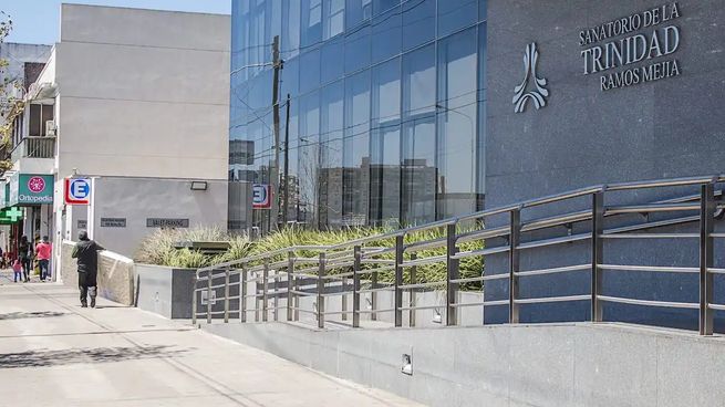 La nena de 12 años permanece internada en terapia intensiva en el sanatorio de la Trinidad, en Ramos Mejía.
