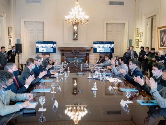 Plan. Gustavo Bordet y Sergio Uñac, funcionarios nacionales y representantes de ministerios provinciales participaron ayer de la firma de los acuerdos por las deudas con Cammesa en Casa Rosada.