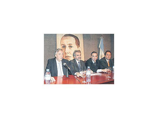 Néstor Kirchner estuvo acompañado en la sede del PJ por Agustín Rossi, Miguel Pichetto y Daniel Scioli. El ex presidente declaró la reapertura de la interna en el peronismo.
