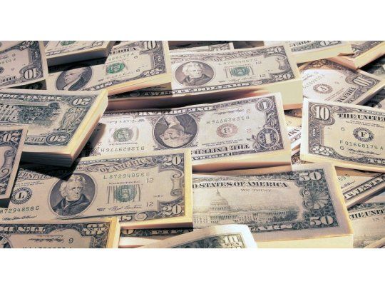 Sobre el final, el dólar recortó la baja y cerró a $ 15,22