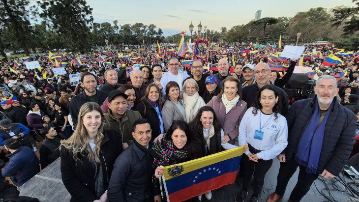 Patricia Bullrich en las afueras de la embajada de Venezuela esperando los resultados electorales. 