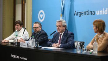 Fernández anunció la firma del DNU con la intervención de la empresa.
