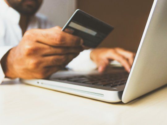 A pedido del supuesto cliente, la mujer le pasó el DNI y el CBU para hacer la operación bancaria (es importante aclarar que –para ese tipo de transacciones- sólo es necesario el CBU)
