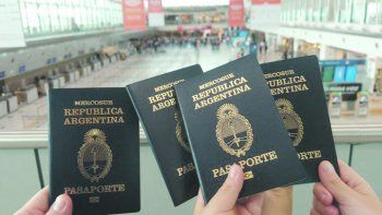 con bronca y dolor: asi se van  los argentinos que emigran