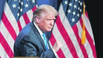 El presidente trump vio diezmada su popularidad por su manejo de la crisis del coronavirus.