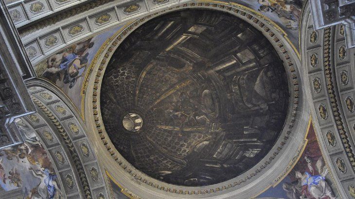 La cúpula falsa es una de las obras más famosas de Andrea Pozzo, conocida sobre todo por su efecto de asombro y asombro. El efecto captura al visitante que avanza hacia la iglesia.