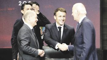 PROTAGONISTAS. Olaf Scholz, Emmanuel Macron y Joe Biden, durante una conversación informal en la cumbre del G20. La guerra en Ucrania fue el tema central de la jornada de ayer.