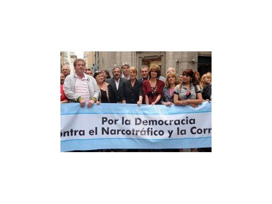 Stolbizer y Alfonsín, de campaña frente a la Casa de Santa Fe.