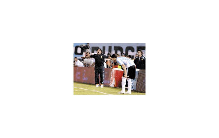 ámbito.com | Diego grita el gol del yerno Sergio Agüero, mientras Diego Milito se prepara para entrar. Maradona cada vez más confirma la leyenda que todo lo puede.