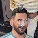 La estatua de Messi vandalizada La estatua de Messi vandalizada