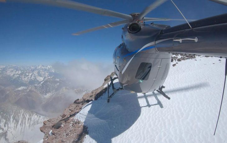 Una hazaña inigualable, posarse con un helicóptero en la cima del mundo