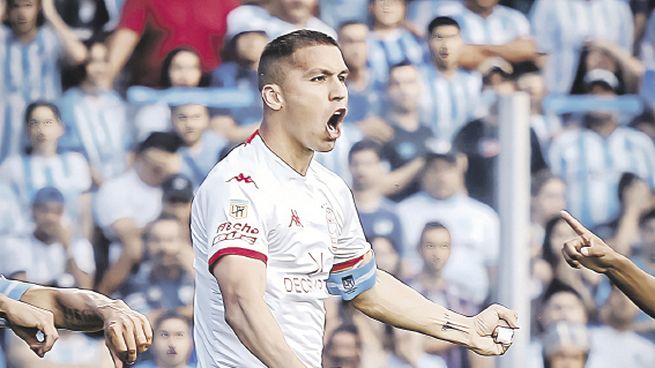 capitán figura. Tobio abrió el marcador para Huracán, en el triunfo por 2-0 ante Atlético Tucumán. El “Globo” ahora sueña con el título.