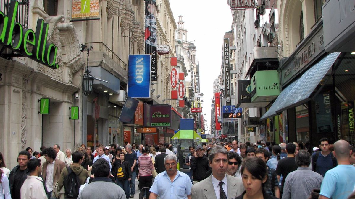 How many Uruguayans live in Argentina?