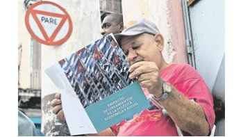 Los cubanos buscaron ayer con afán hacerse del texto del plan económico oficial que será presentado al próximo Congreso del Partido Comunista. Observadores dicen que la isla está ante el comienzo de un «modelo chino» que, si bien no abandona de manera oficial el socialismo, introduce elementos masivos de capitalismo controlado por un Estado autoritario.