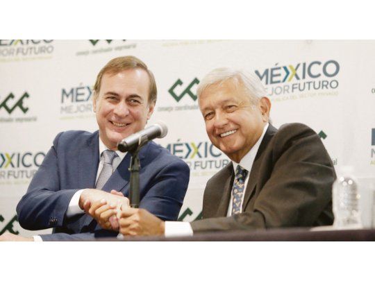 Nuevo comienzo. Andrés López Obrador y el lider empresarial Juan Pablo Castañón sellaron la nueva relación con un apretón de manos.