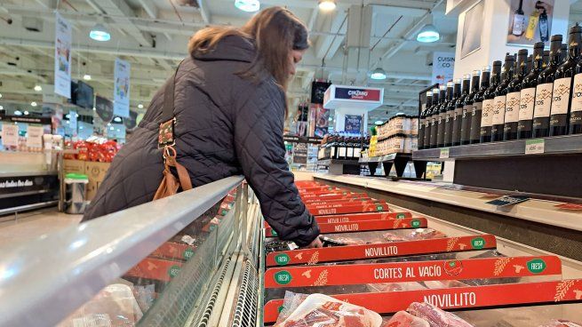 Este supermercado ofrece grandes descuentos para los últimos días del mes.