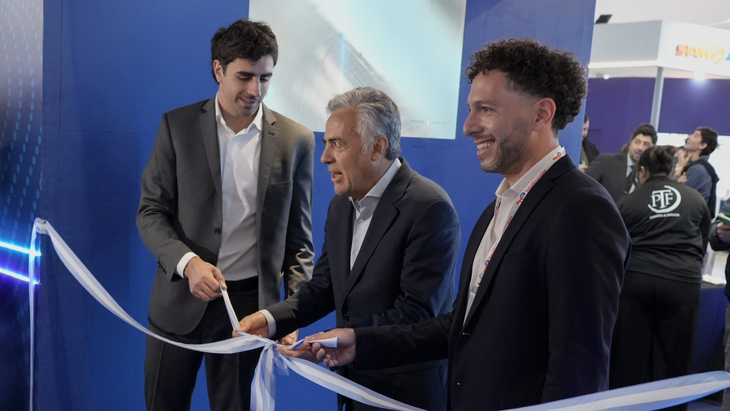 Durante la apertura del stand institucional en la AOG Patagonia, el gobernador Alfredo Cornejo señaló que ambas partes establecieron un plazo de tres meses para avanzar en las definiciones necesarias para presentar el proyecto al RIGI. Durante la apertura del stand institucional en la AOG Patagonia, el gobernador Alfredo Cornejo señaló que ambas partes establecieron un plazo de tres meses para avanzar en las definiciones necesarias para presentar el proyecto al RIGI.