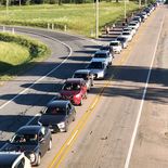 Los pasos fronterizos con Argentina fueron testigos del cruce masivo hacia Uruguay durante los últimos días. Los pasos fronterizos con Argentina fueron testigos del cruce masivo hacia Uruguay durante los últimos días.