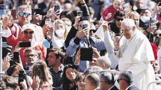 ACOMPAÑAMIENTO. El papa Francisco se mezcló ayer entre la multitud en la plaza San Pedro antes de pronunciar su mensaje Urbi et Orbi. Fue la primera vez que pudo hacerlo desde el inicio de la pandemia.