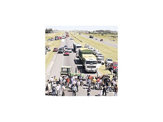 Corte de ruta ayer de distintos representantes del sector agropecuario en la autopista Buenos Aires-Rosario, a la altura de Villa Constitución, durante la segunda jornada del paro del campo.