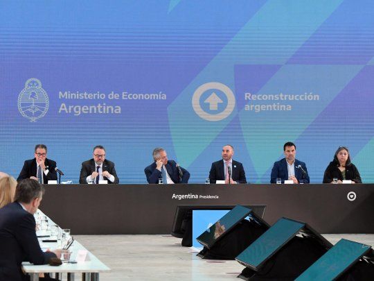 Alberto Fernández, con su equipo económico: Tenemos una formidable oportunidad para el futuro en energía y alimentos.