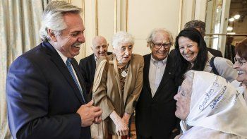 Antes de realizar su viaje a la ciudad capital santafesinade Rosario por la conmemoración del primer izamiento de la bandera, llevado acabo por Manuel Belgrano, Alberto recibió a Nora Cortiñas.