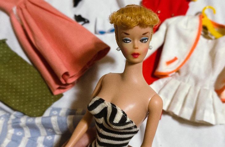 La primera Barbie es mucho más cara que las versiones modernas. La primera Barbie es mucho más cara que las versiones modernas.