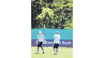 Alejandro Sabella y Julián Camino en la última práctica del seleccionado argentino antes de viajar a Colombia.